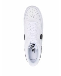 Baskets basses en cuir blanches et noires Nike