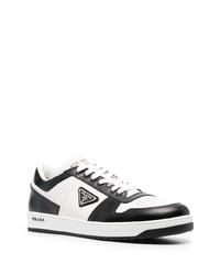 Baskets basses en cuir blanches et noires Prada