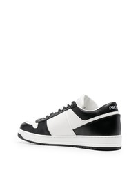 Baskets basses en cuir blanches et noires Prada