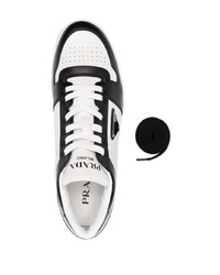 Baskets basses en cuir blanches et noires Prada