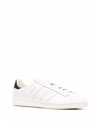 Baskets basses en cuir blanches et noires adidas