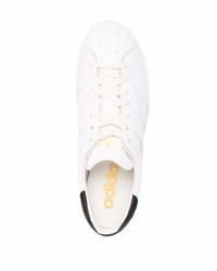 Baskets basses en cuir blanches et noires adidas