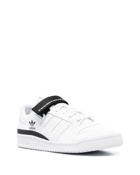 Baskets basses en cuir blanches et noires adidas