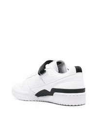 Baskets basses en cuir blanches et noires adidas