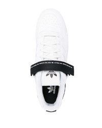 Baskets basses en cuir blanches et noires adidas