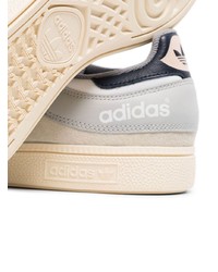 Baskets basses en cuir blanches et noires adidas