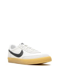 Baskets basses en cuir blanches et noires Nike