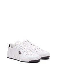 Baskets basses en cuir blanches et noires Prada