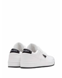 Baskets basses en cuir blanches et noires Prada