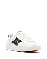 Baskets basses en cuir blanches et noires Sun 68