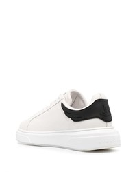 Baskets basses en cuir blanches et noires John Richmond