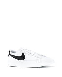 Baskets basses en cuir blanches et noires Nike