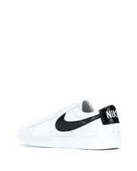 Baskets basses en cuir blanches et noires Nike