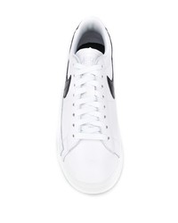 Baskets basses en cuir blanches et noires Nike