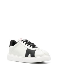 Baskets basses en cuir blanches et noires Camper