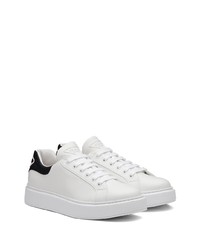 Baskets basses en cuir blanches et noires Prada