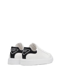 Baskets basses en cuir blanches et noires Prada