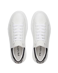 Baskets basses en cuir blanches et noires Prada