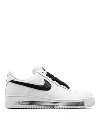 Baskets basses en cuir blanches et noires Nike