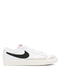 Baskets basses en cuir blanches et noires Nike