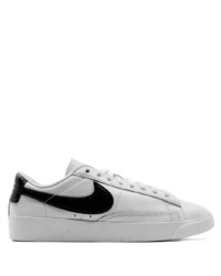 Baskets basses en cuir blanches et noires Nike