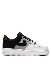 Baskets basses en cuir blanches et noires Nike