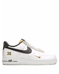 Baskets basses en cuir blanches et noires Nike