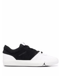 Baskets basses en cuir blanches et noires Nike