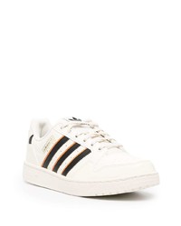 Baskets basses en cuir blanches et noires adidas