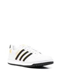 Baskets basses en cuir blanches et noires adidas