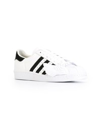 Baskets basses en cuir blanches et noires adidas