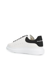 Baskets basses en cuir blanches et noires Alexander McQueen