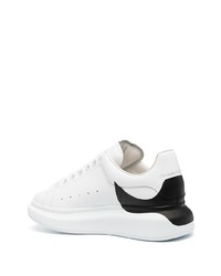 Baskets basses en cuir blanches et noires Alexander McQueen