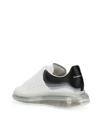 Baskets basses en cuir blanches et noires Alexander McQueen