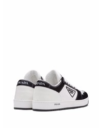 Baskets basses en cuir blanches et noires Prada