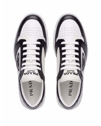 Baskets basses en cuir blanches et noires Prada