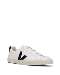 Baskets basses en cuir blanches et noires Veja