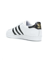 Baskets basses en cuir blanches et noires adidas