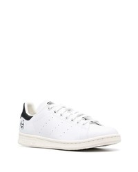 Baskets basses en cuir blanches et noires adidas