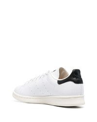 Baskets basses en cuir blanches et noires adidas