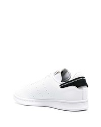 Baskets basses en cuir blanches et noires adidas