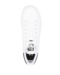 Baskets basses en cuir blanches et noires adidas