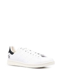 Baskets basses en cuir blanches et noires adidas