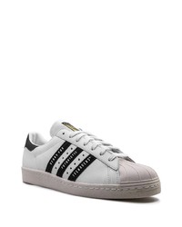 Baskets basses en cuir blanches et noires adidas