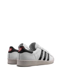 Baskets basses en cuir blanches et noires adidas