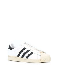 Baskets basses en cuir blanches et noires adidas