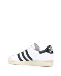 Baskets basses en cuir blanches et noires adidas