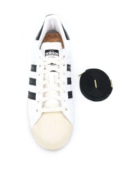 Baskets basses en cuir blanches et noires adidas