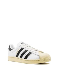 Baskets basses en cuir blanches et noires adidas