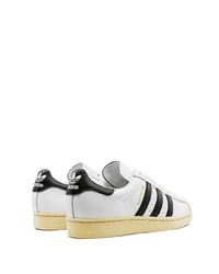 Baskets basses en cuir blanches et noires adidas